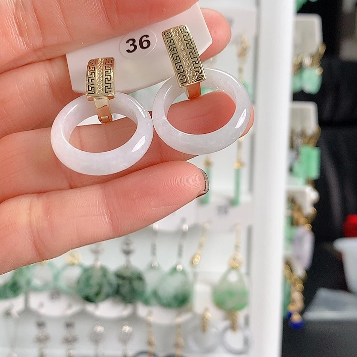 翡翠耳饰未镶嵌翡翠