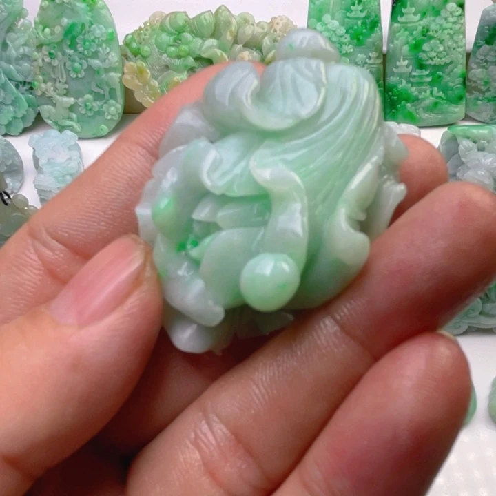 不***多翡翠未镶嵌颈饰翡翠