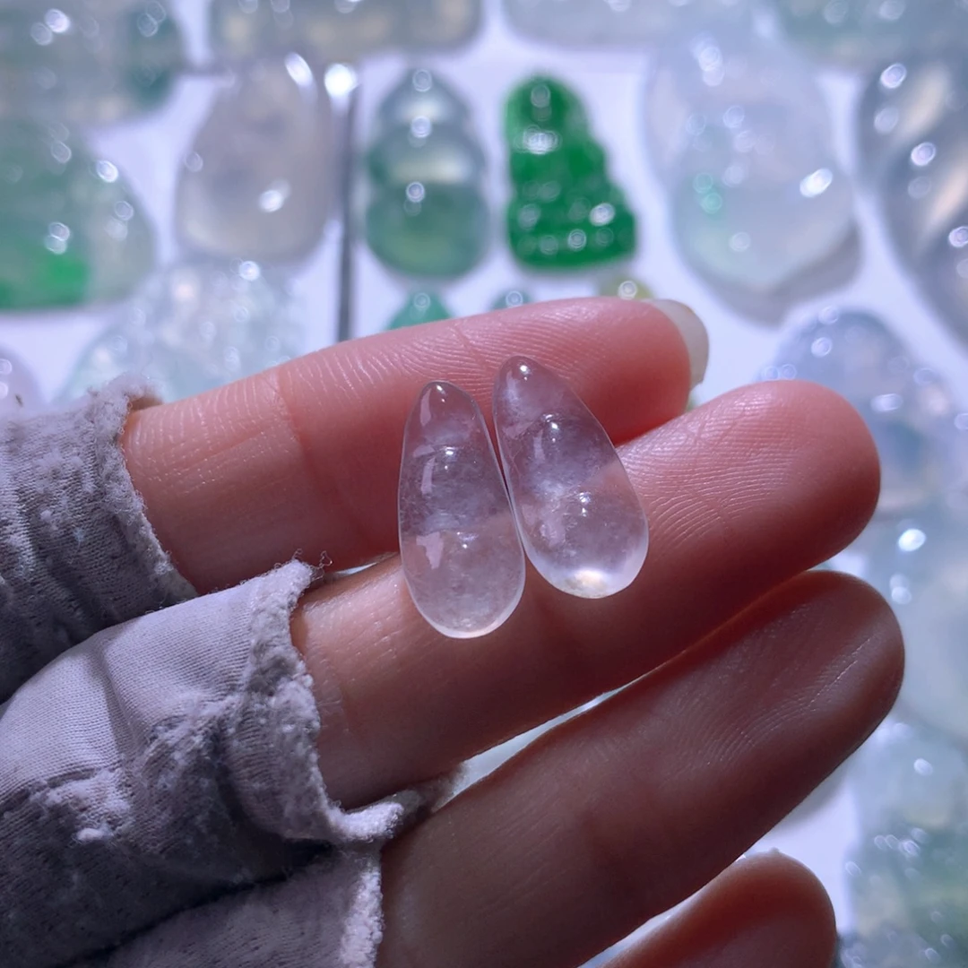 翡翠未镶嵌颈饰一对