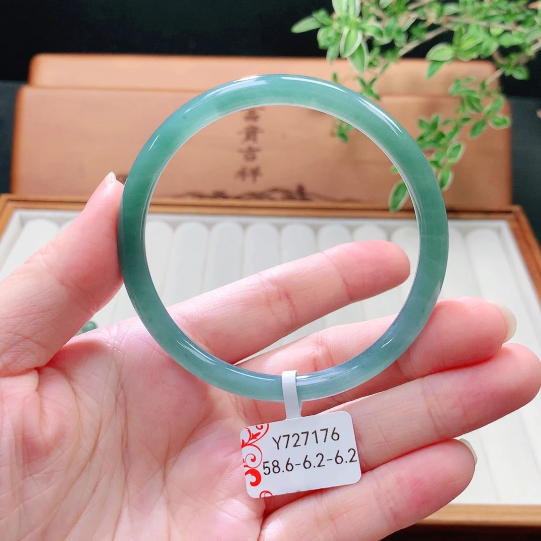 未镶嵌手镯（圆镯）翡翠