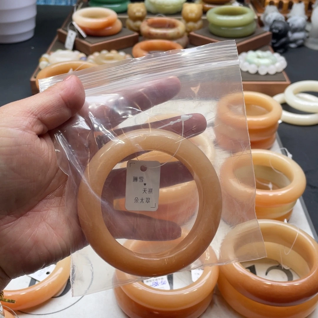 张***y石英岩玉未镶嵌手镯