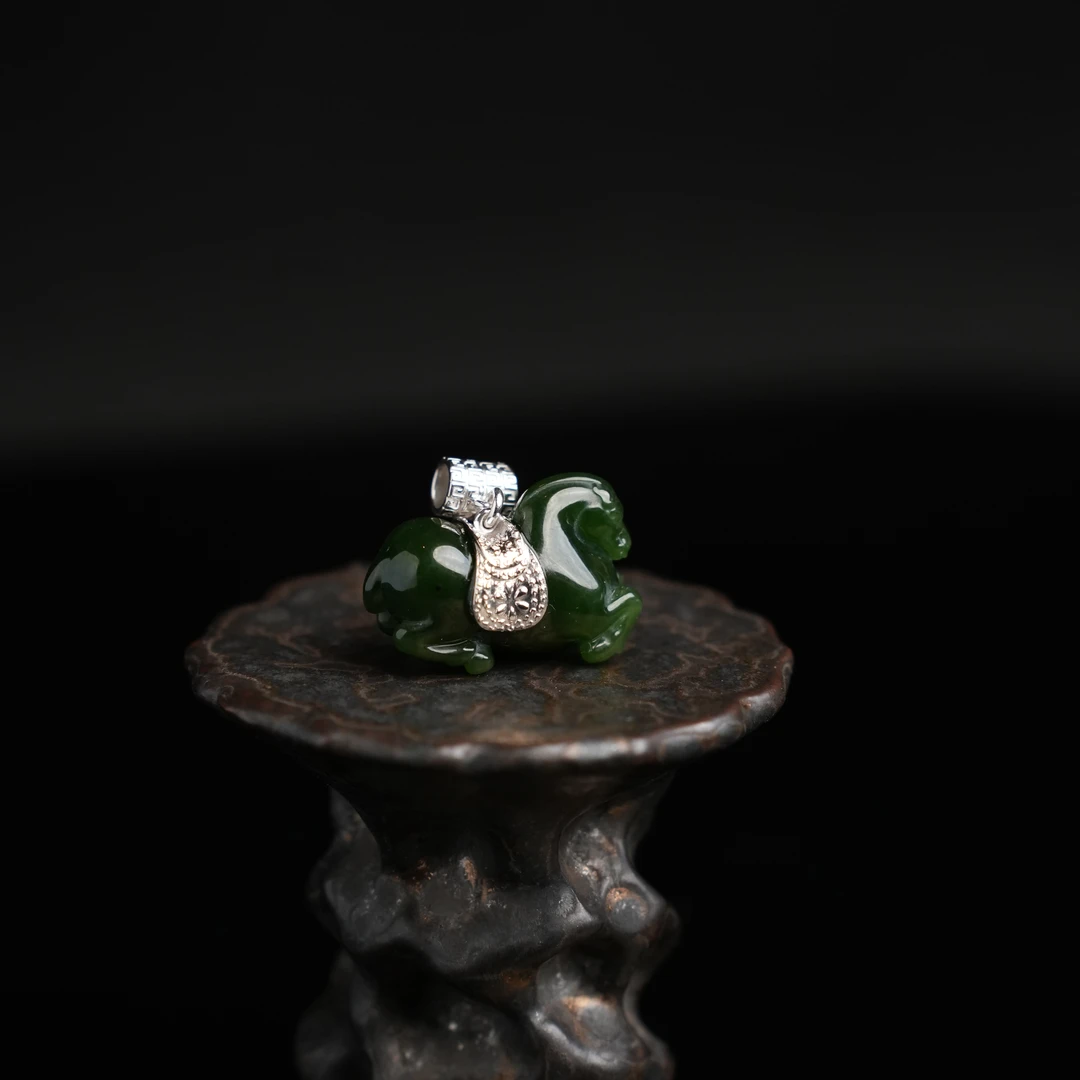 "千里马”严选精品和田玉碧玉唐马吊坠