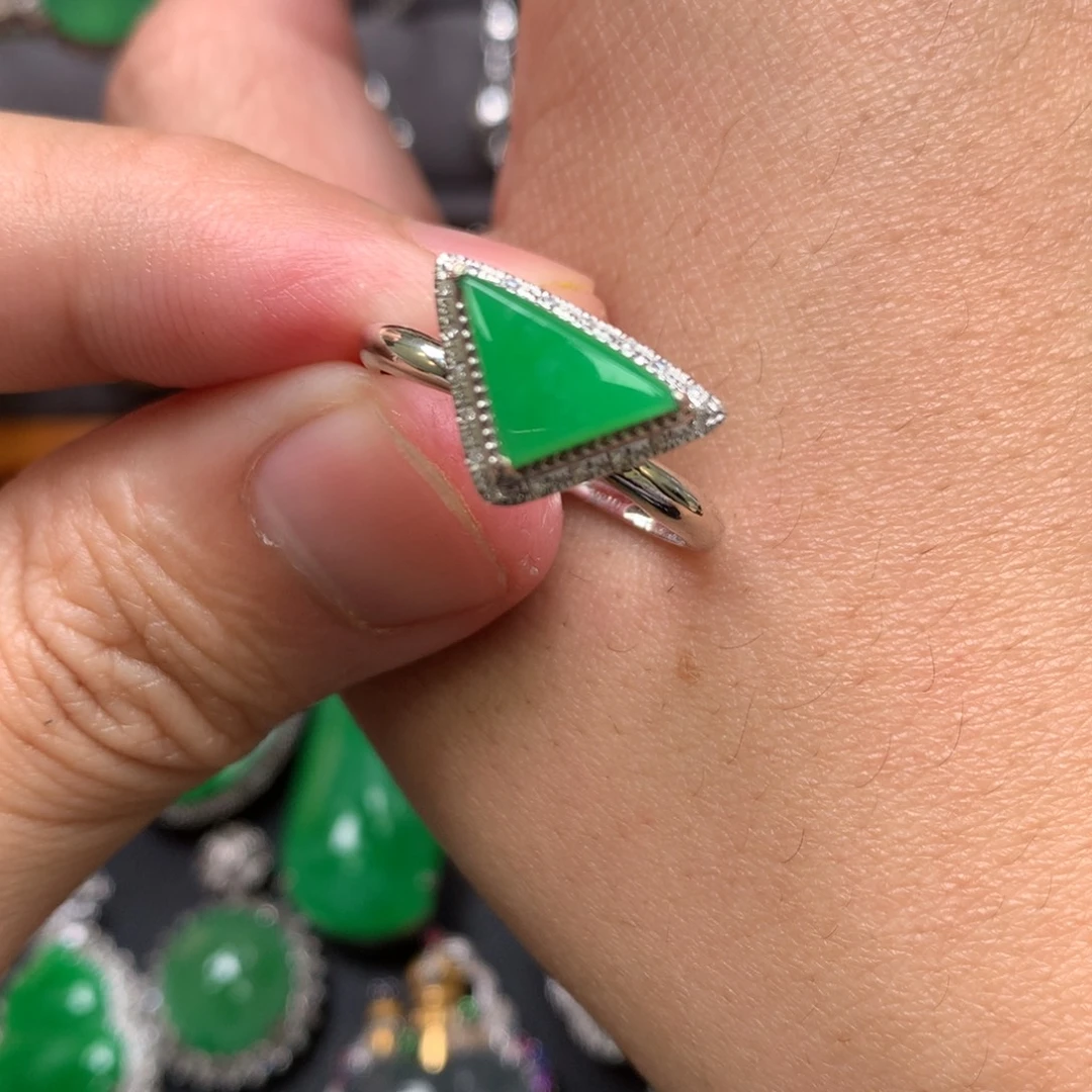 翡翠18K金镶嵌戒指