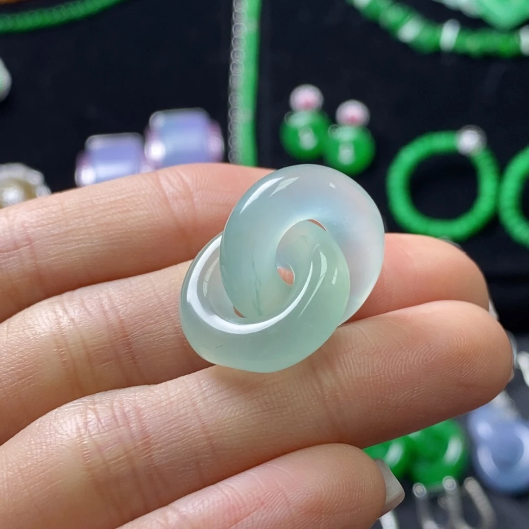 翡翠未镶嵌颈饰冰胶晴底双环 有暗纹