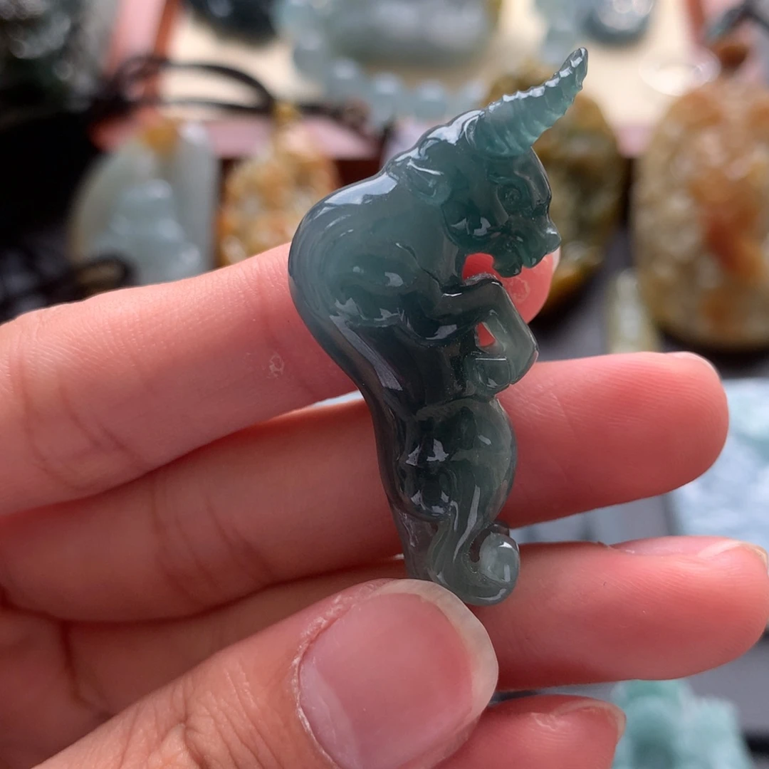 颈饰未镶嵌翡翠牛