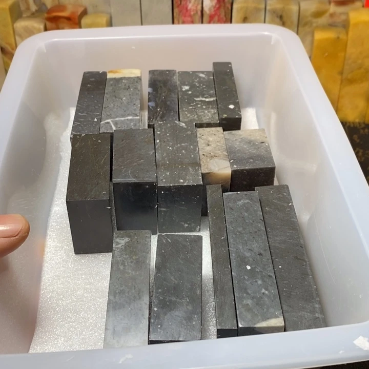 昌化鸡血石牛角料