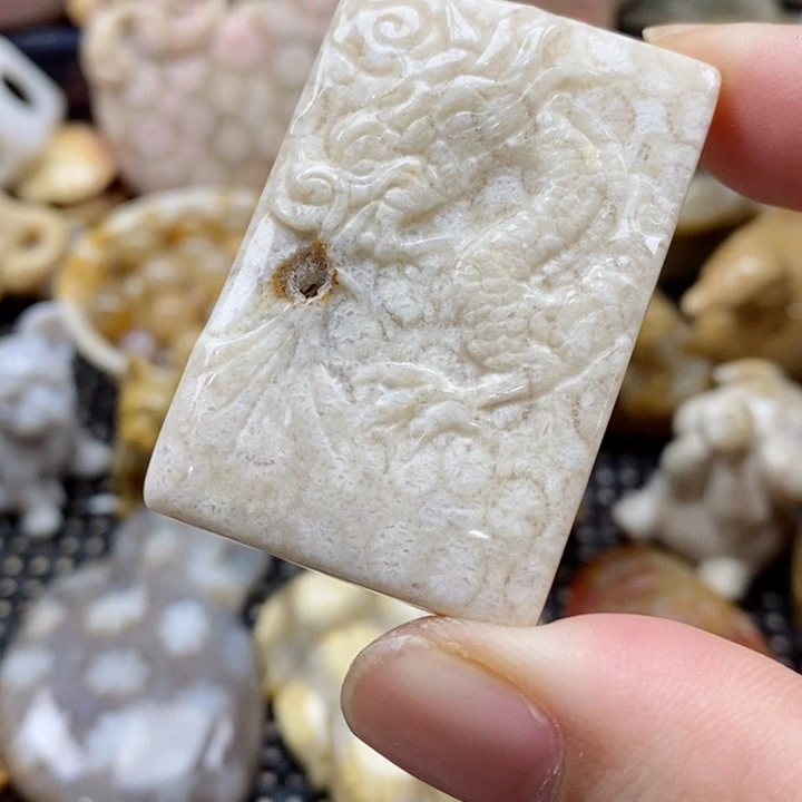 硅化珊瑚（珊瑚玉）颈饰未镶嵌