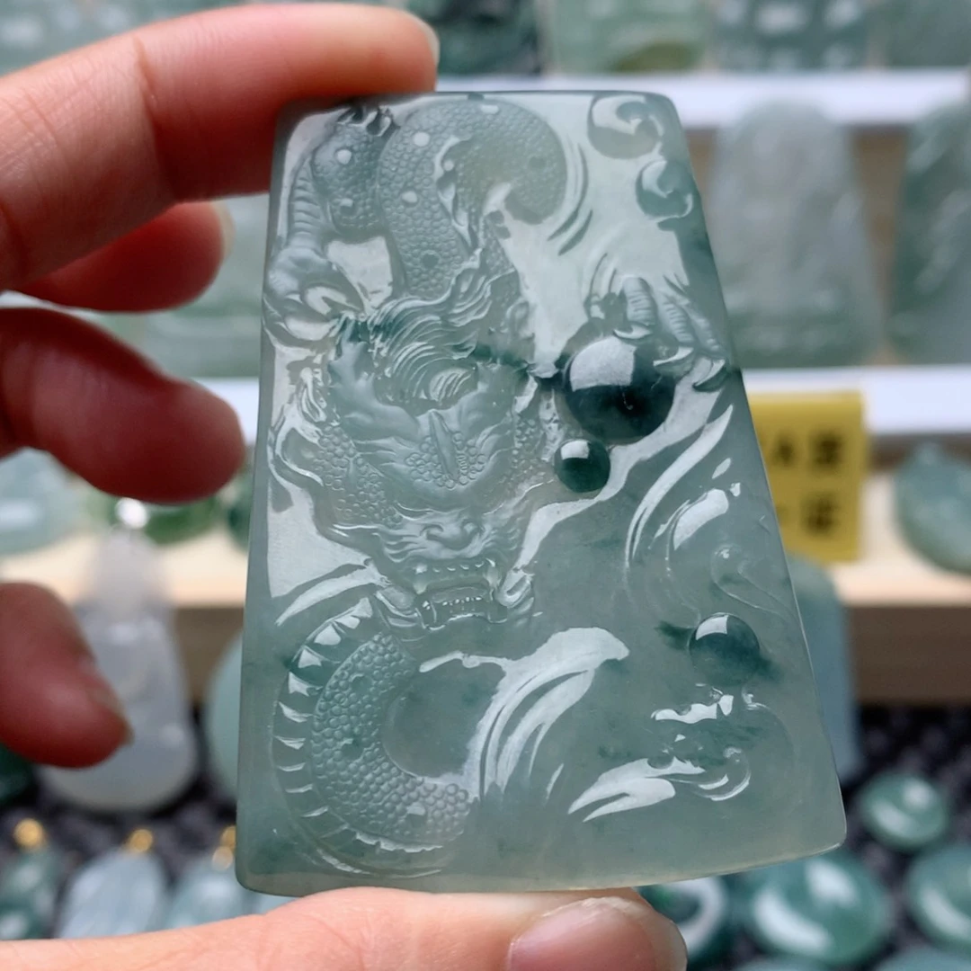 翡翠未镶嵌颈饰龙牌