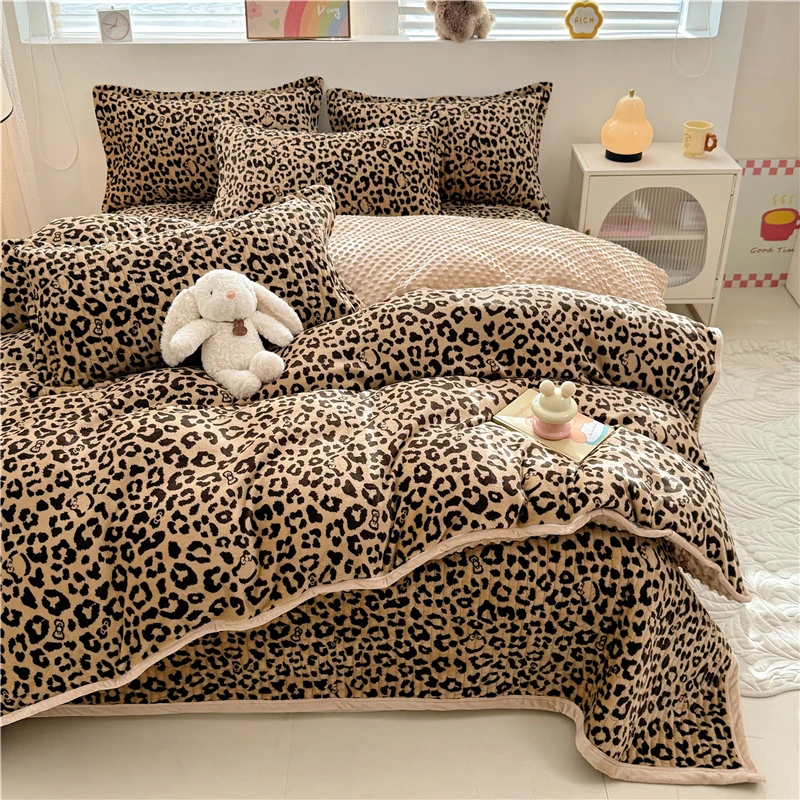 轻奢高级感豹纹牛奶绒床盖四件套加厚豆豆绒被套双面绒被罩床盖款
