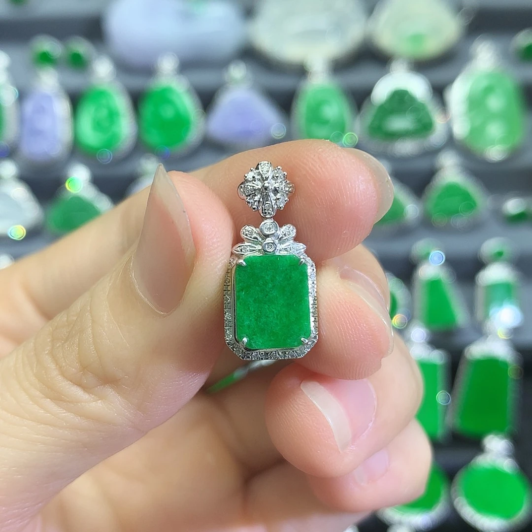 翡翠18K金镶嵌颈饰吊坠