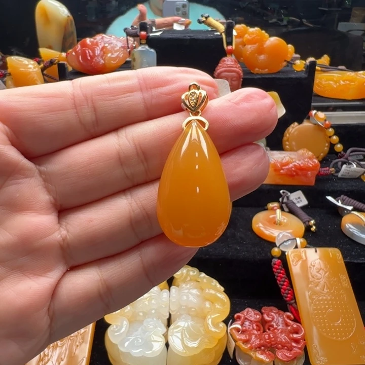 未镶嵌石英质玉（黄龙玉）颈饰