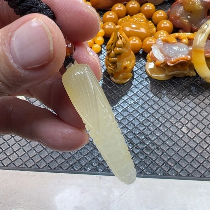 石英质玉（黄龙玉）颈饰未镶嵌