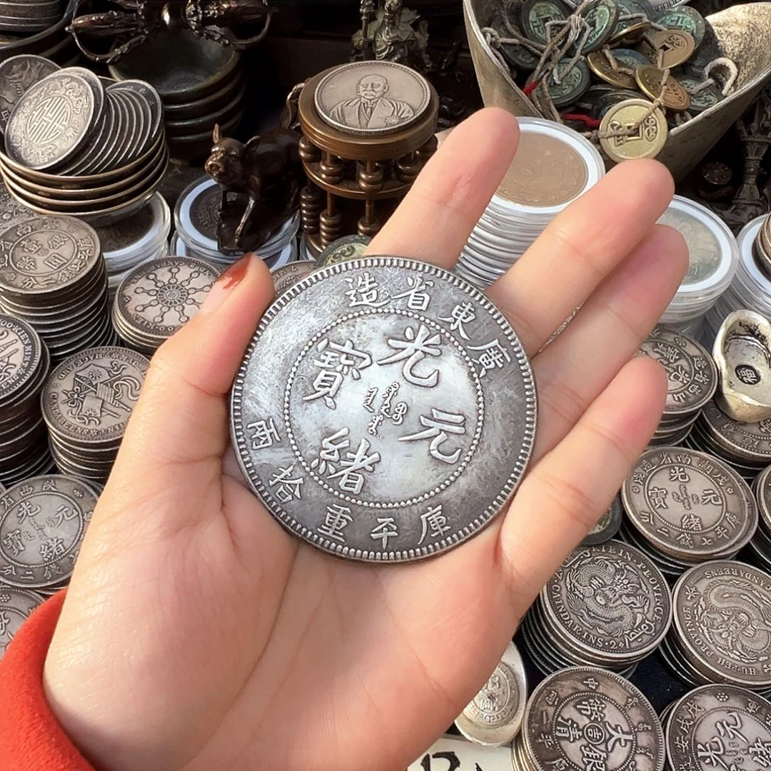 金属银元复古风格摆件