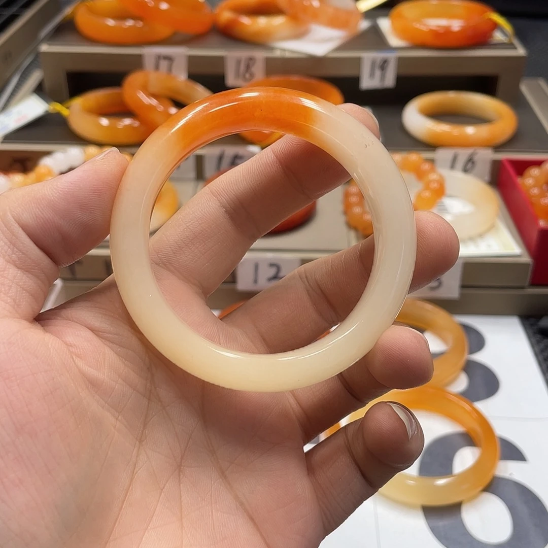 未镶嵌石英质玉（黄龙玉）手镯一****秋