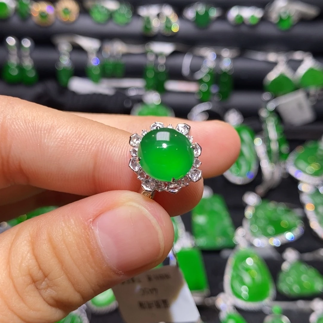 18K金镶嵌戒指翡翠天然翡翠