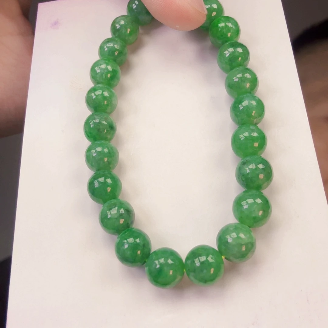 翡翠未镶嵌颈饰一件