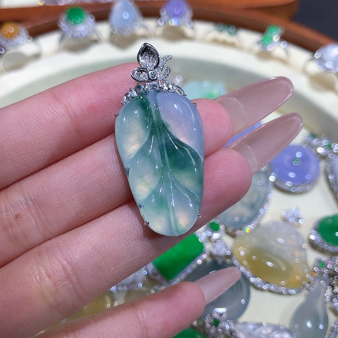 翡翠18K金镶嵌颈饰飘花叶子