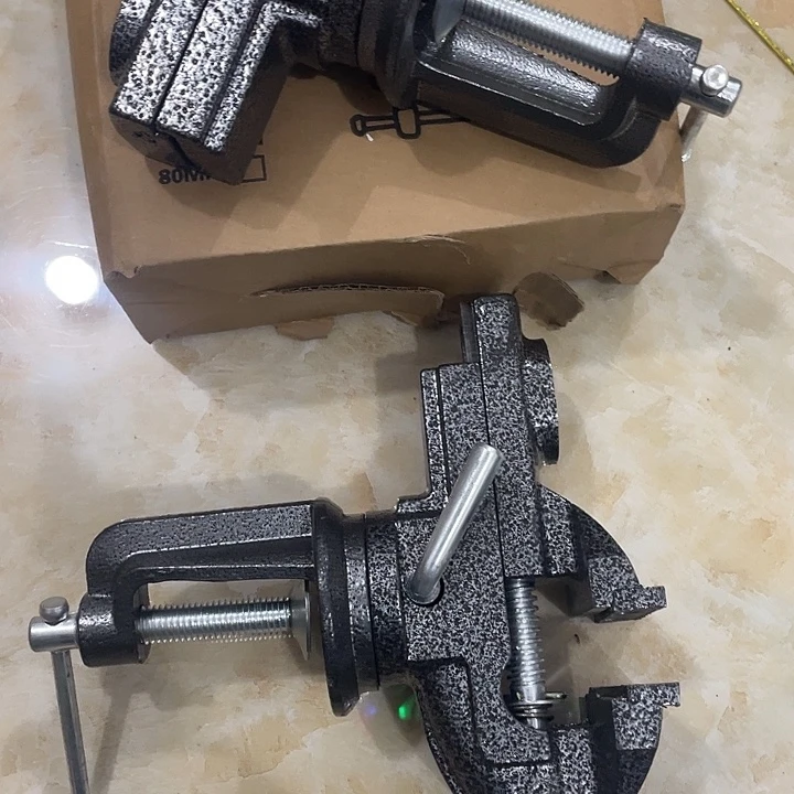 一个抬钳子发货的