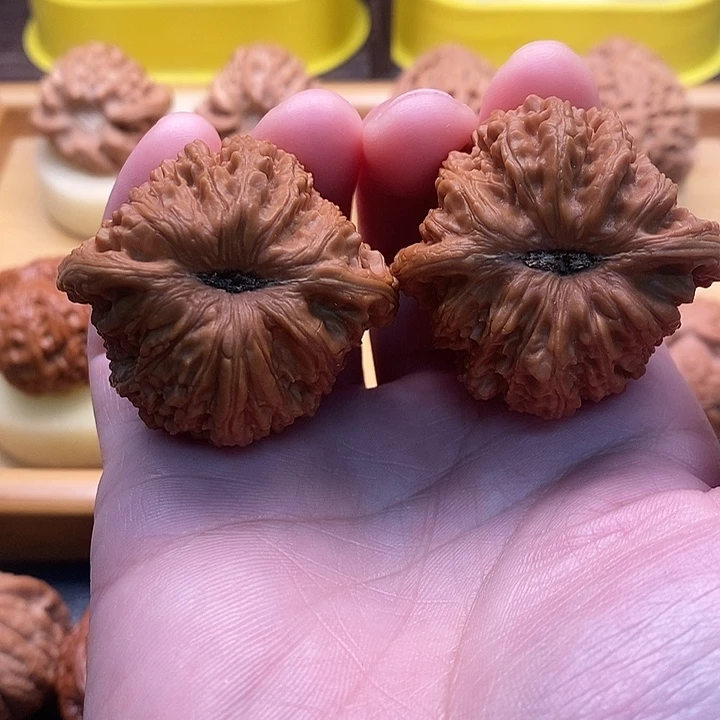 文玩核桃吊坠绣球