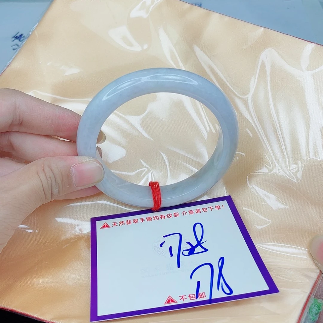 翡翠手镯未镶嵌翡翠