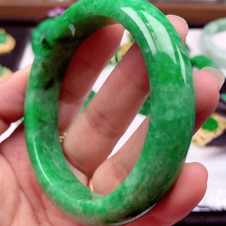 翡翠手镯未镶嵌翡翠