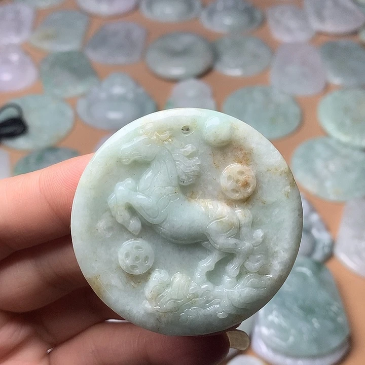 翡翠未镶嵌颈饰马牌、微瑕