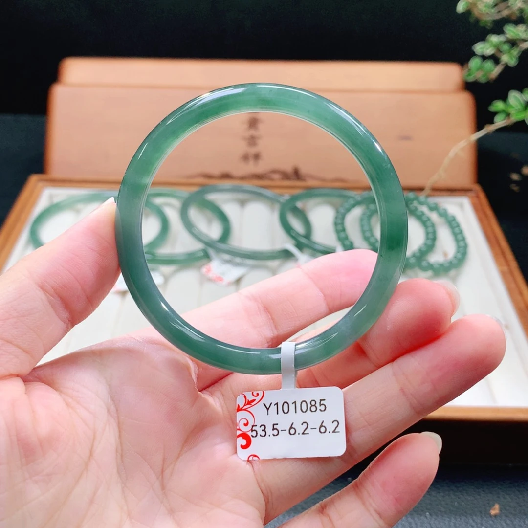 翡翠手镯（圆镯）未镶嵌