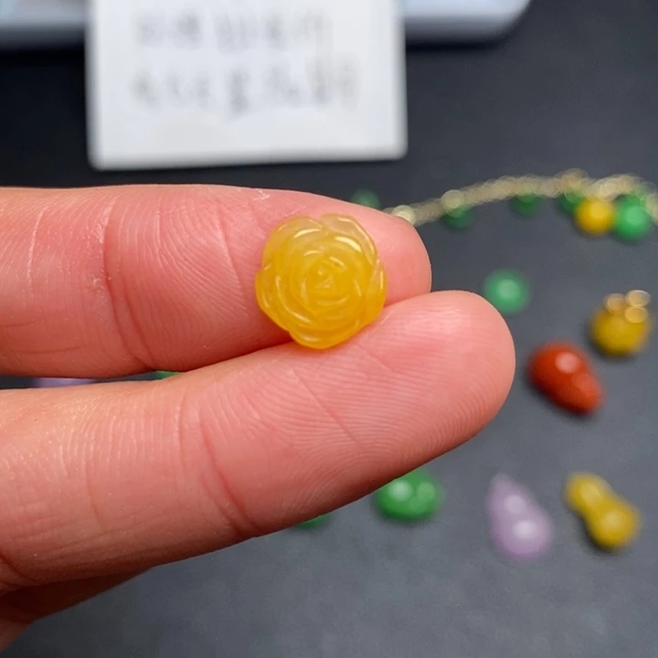 翡翠未镶嵌颈饰挂件