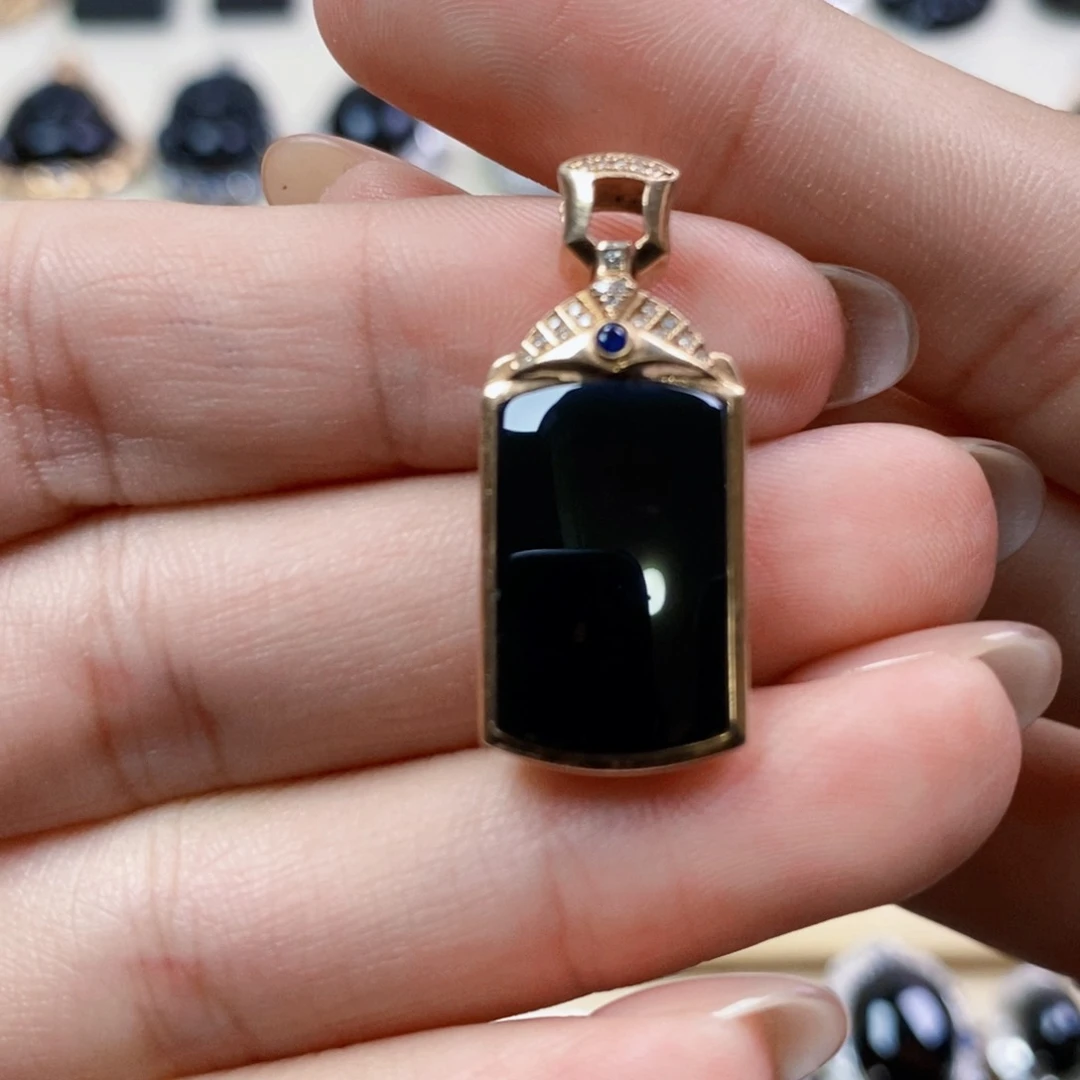 18K金镶嵌定制翡翠墨翠马鞍吊坠