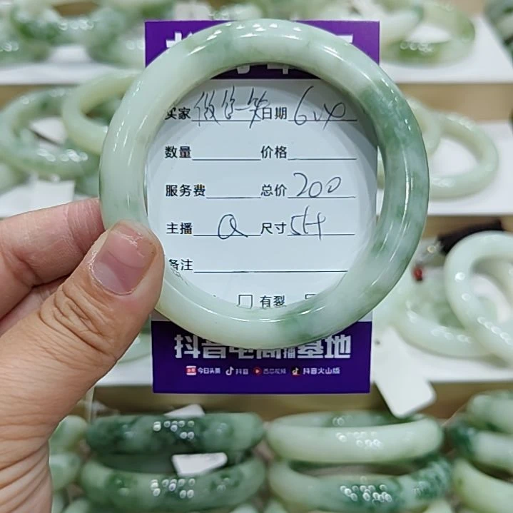 透闪石-蛇纹石玉未镶嵌手镯微**笑