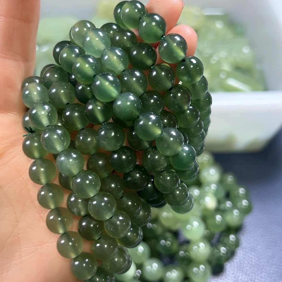 好***伴蛇纹石玉未镶嵌颈饰