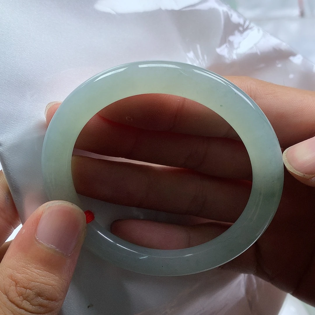 翡翠手镯未镶嵌翡翠