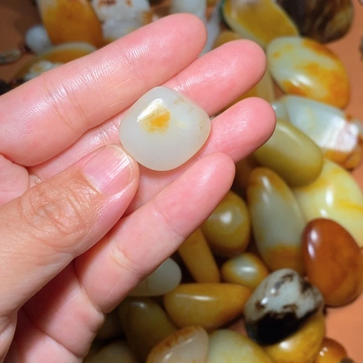 陈***哥颈饰未镶嵌和田玉