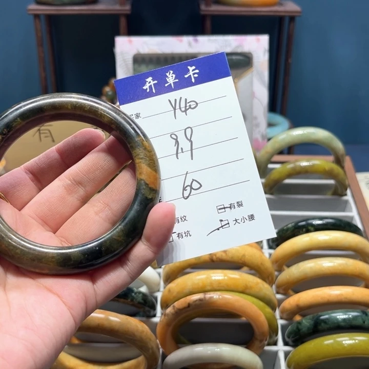 蛇纹石玉手镯未镶嵌唯**蚀