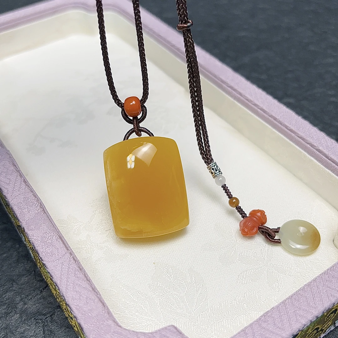 蜜蜡吊坠方牌无事牌手工绳款吊坠天然无优化蜜糖鸡油黄满蜜蜡精工