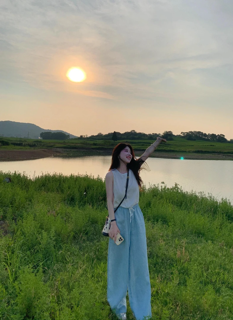 2025夏季新款韩系白色圆领无袖上衣高腰蓝色显瘦休闲裤两件套装