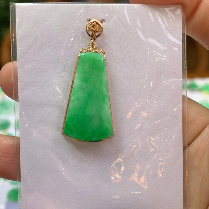 翡翠颈饰18K金镶嵌翡翠吊坠