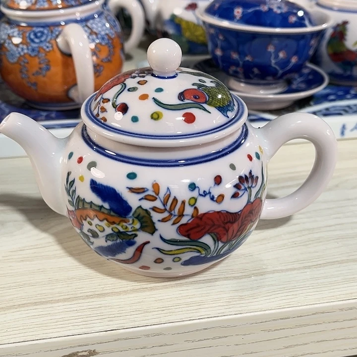 瓷片景德镇陶瓷茶壶。红