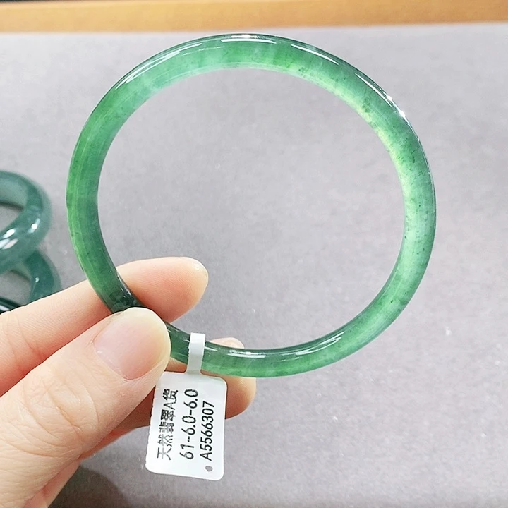 翡翠未镶嵌手镯（圆镯）