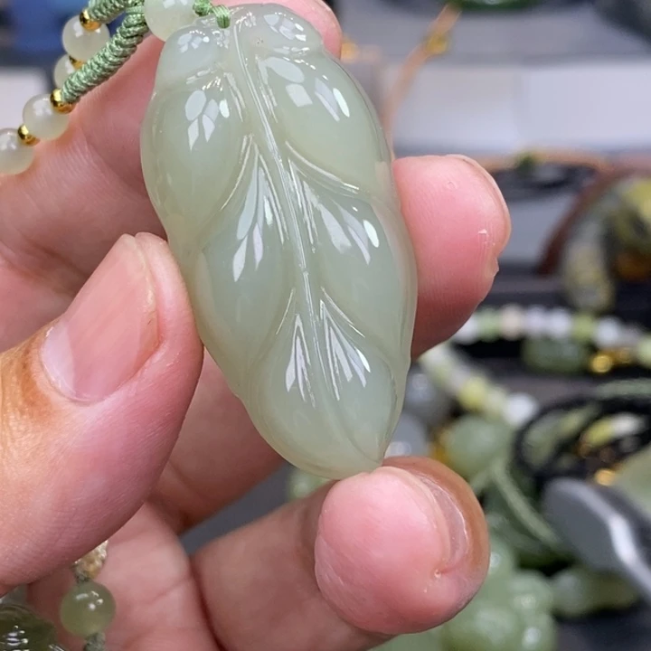 燕***燕和田玉未镶嵌颈饰