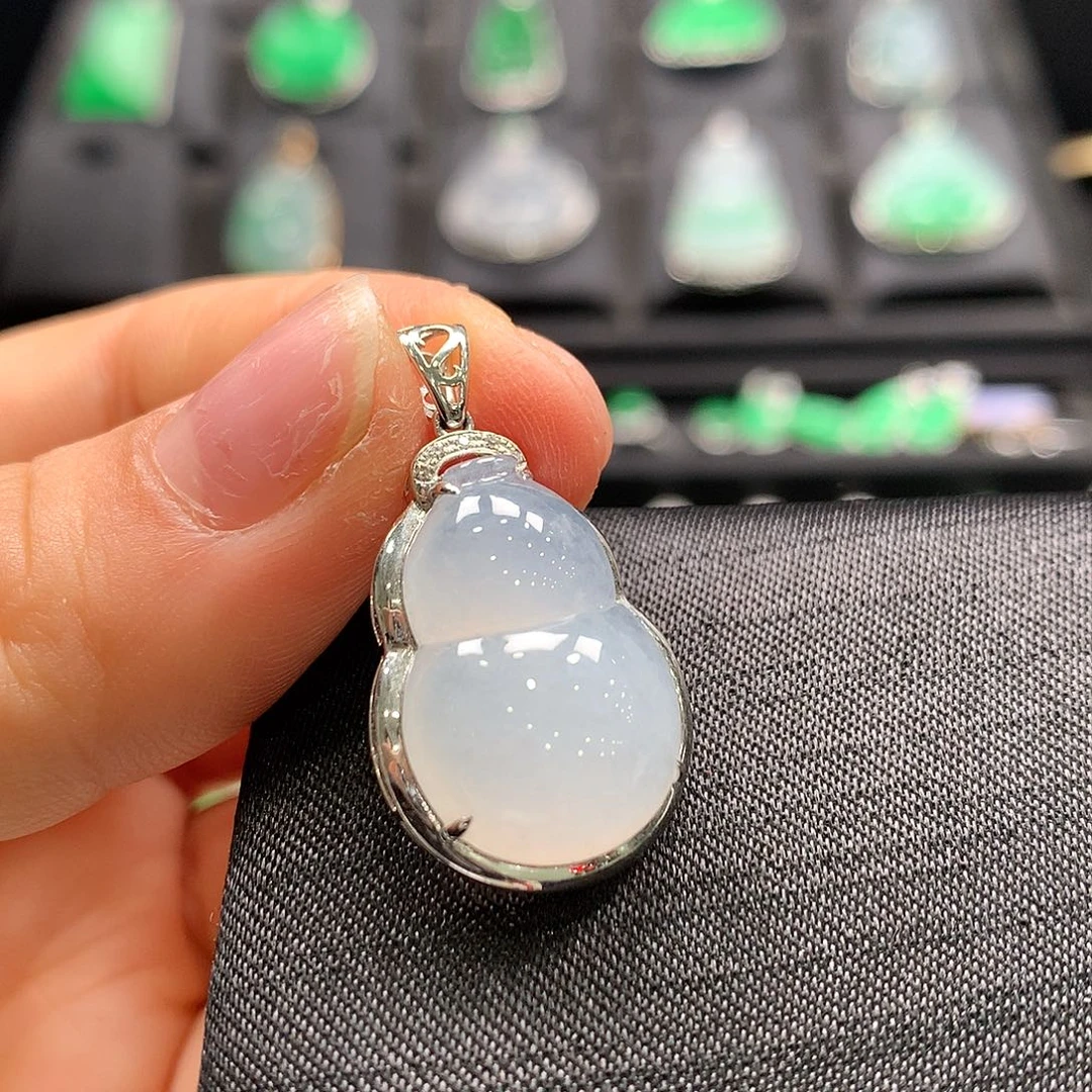 翡翠18K金镶嵌颈饰葫芦