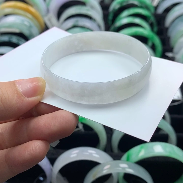 翡翠手镯未镶嵌翡翠
