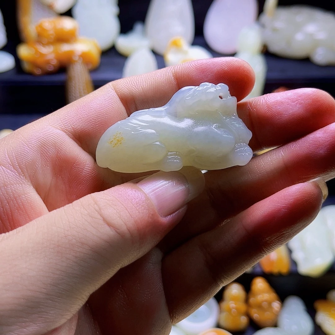 薛***梁和田玉未镶嵌颈饰