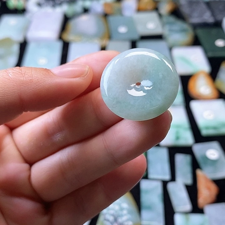 翡翠挂件未镶嵌翡翠的