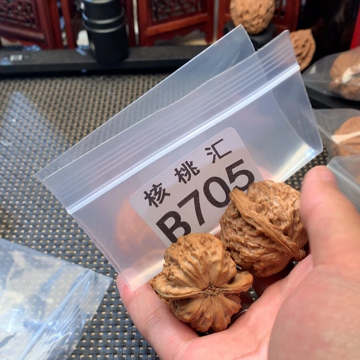 文玩核桃吊坠白狮子