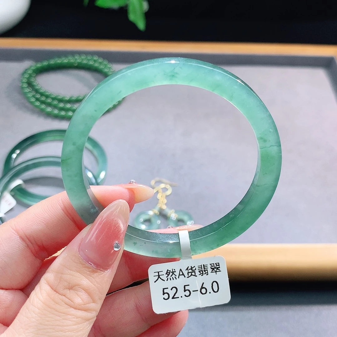未镶嵌手镯（圆镯）翡翠