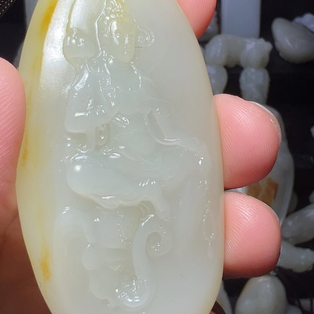 陆***少颈饰未镶嵌和田玉