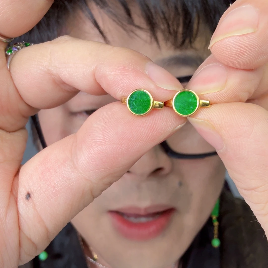 翡翠未镶嵌颈饰一对