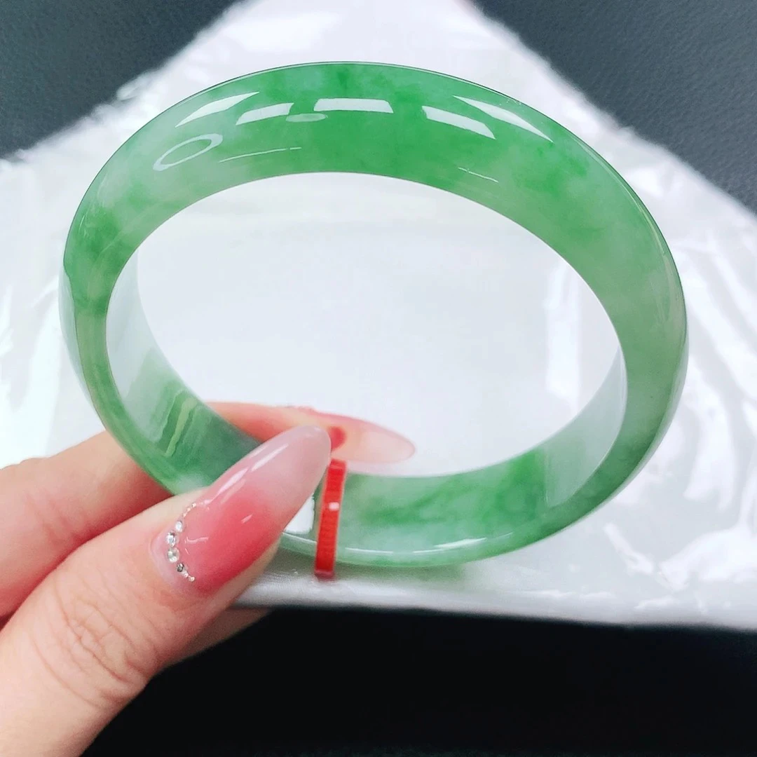 缅甸天然翡翠飘绿手镯58圈口