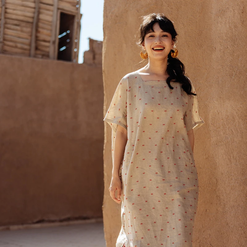 /雨露麻红点印花蝙蝠袖船领侧开衩度假连衣裙